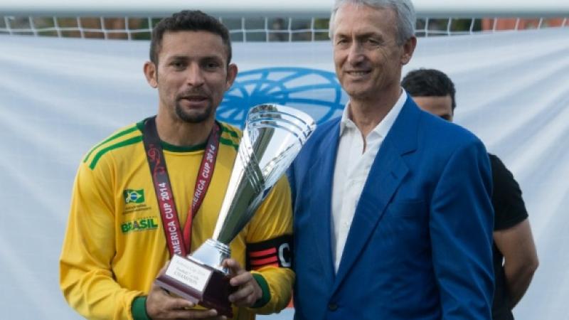 CMNT Coach Benito Floro present the Football 7-a-side America Cup to Brazil 
