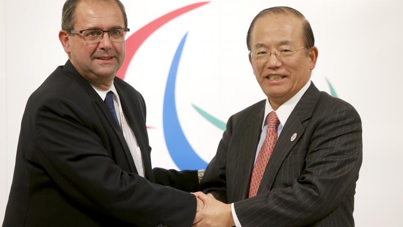 IPC CEO Xavier Gonzalez and Tokyo 2020 CEO Toshiro Muto shaking hands