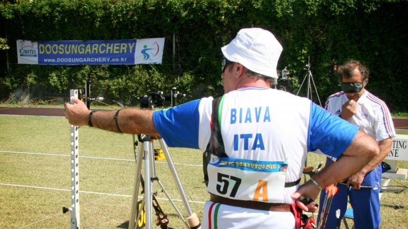 Visually impaired archers prepare for qualification at the Massa Carrara 2005 IPC World Para Archery Championships.