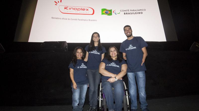 Four Brazilian para-sport heroes stand in front of a Kinoplex sign