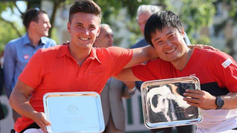 Gordon Reid and Shingo Kunieda with their trophies at Roland Garros. 
