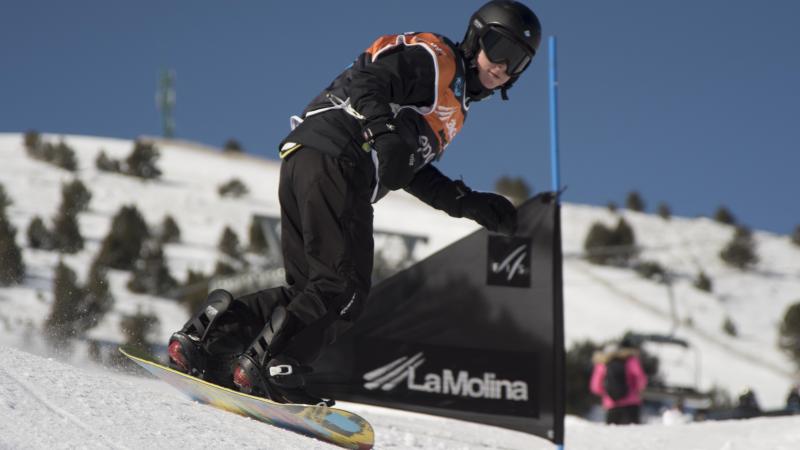 Snowboarder passing a gate