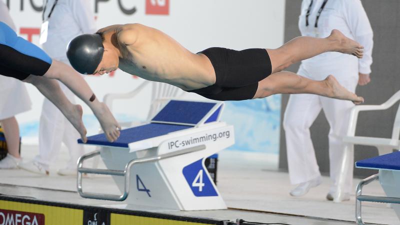 A swimmer without arms begins his race.