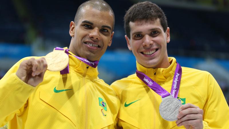 Phelipe Rodrigues with Andre Brasil showing their medals.