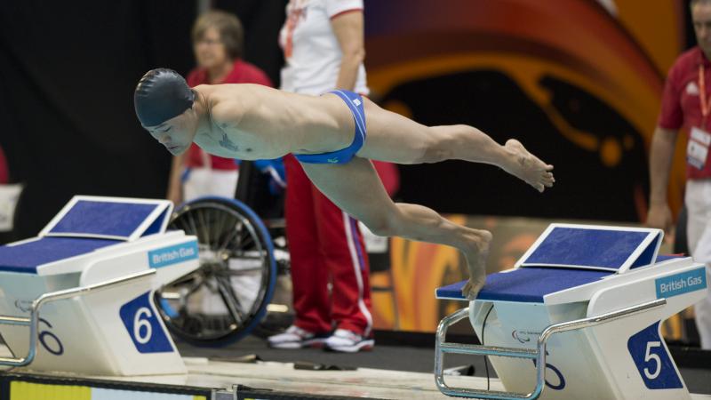 Swimmer with no arms jumps of the starting blocks.