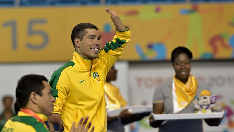 Daniel Dias in the podium waving to the public