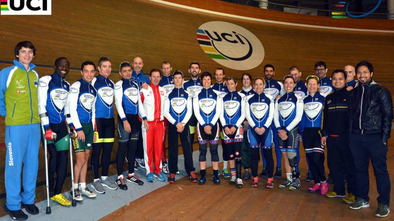 Group picture with around 20 people in a velodrome