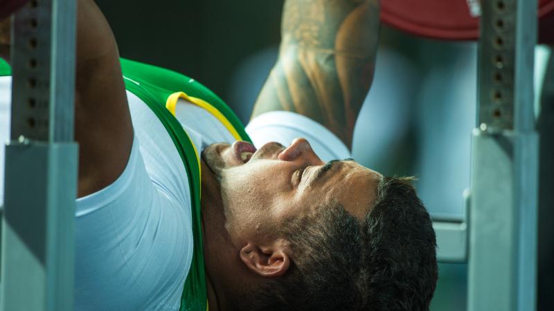 Brazil's Evânio Rodrigues on his way to silver in the -80kg at the Rio 2016 powerlifiting test event.