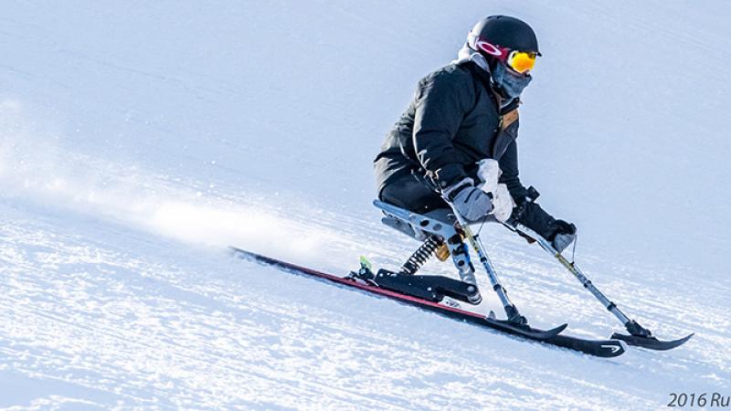 Man on mono ski during a run