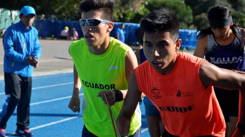 Ecuadorian coach Freddy Geovanni with Darwin Castro and his guide.