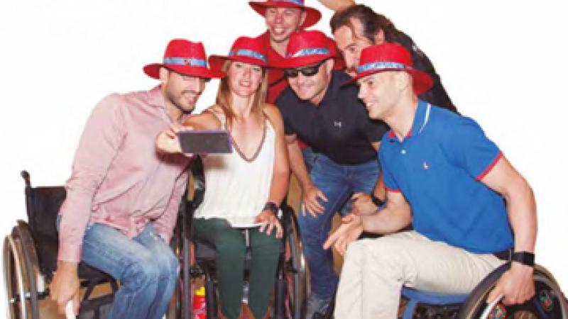 The Spanish Paralympic Committee is distributing hundreds of hats as part of the “We take our hats off” campaign, in support of the national Paralympic team.