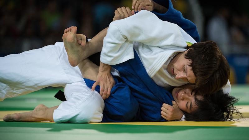 Judokas, Carmen Brussig and Li Liqing competing for the gold medal in Rio de Janeiro.