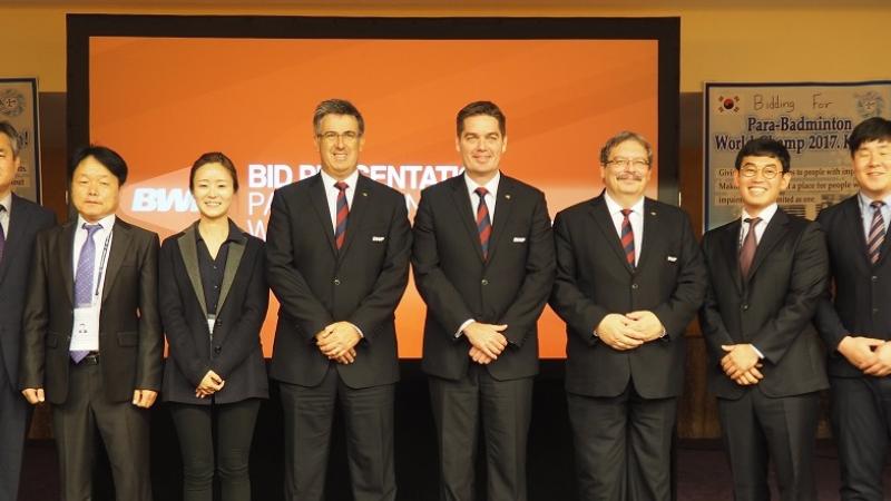 Organisers of the 2017 World Championships with members of the BWF.