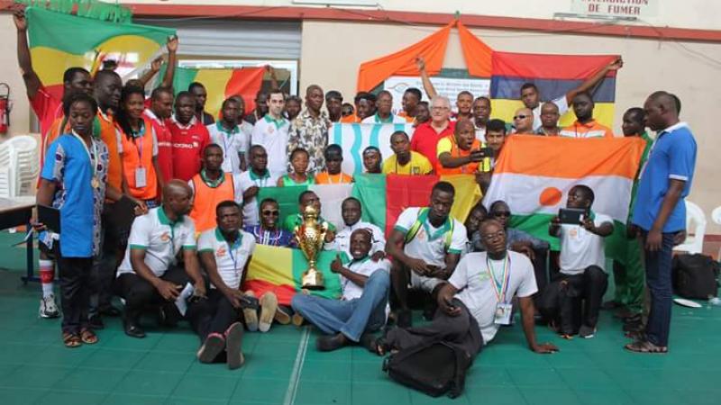 Group picture with people holding flags in a gymnastics hall