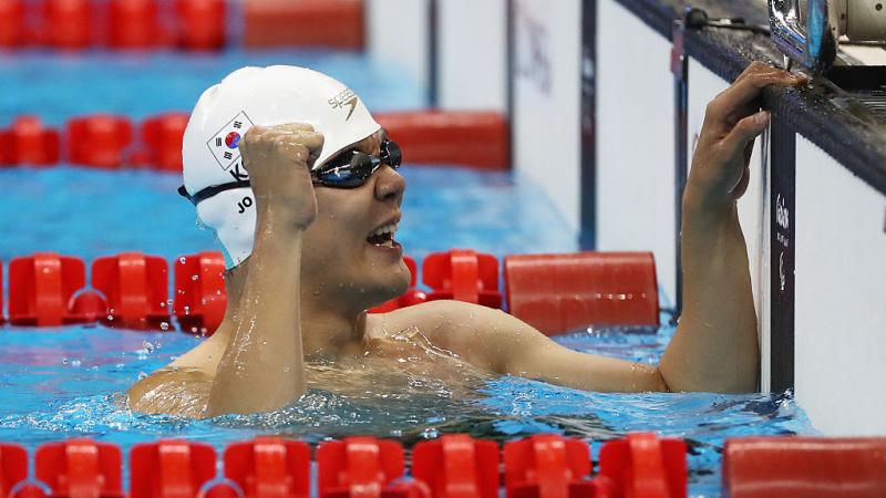  Jo Gi Seoung of South Korea celebrates winning the gold medal in the Men's 50m Freestyle -S4 Final on day 10 of the Rio 2016 Paralympic Games