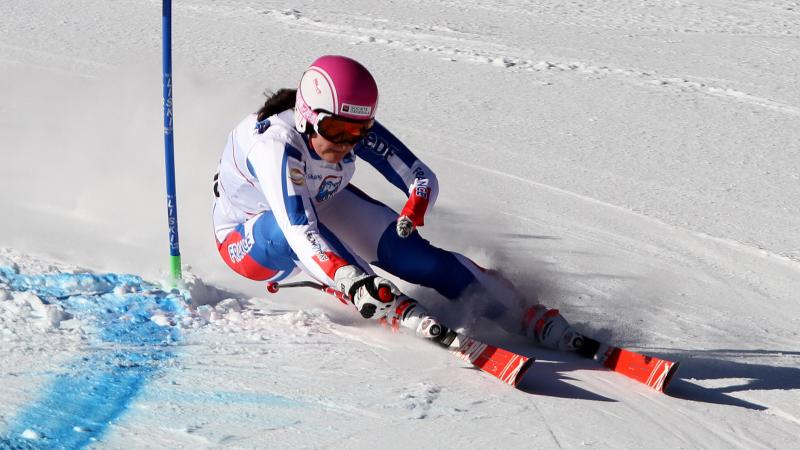 a female Para skier goes through a gate