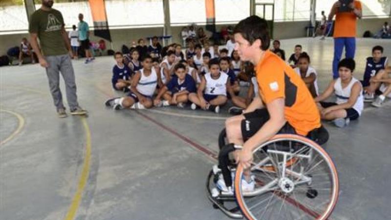 Inge Huitzing, sitting in a wheelchair and playing basketball, visits a school in Brazil
