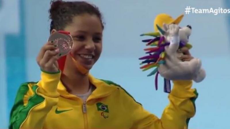 Supported by the Agitos Foundation, the 17-year-old swimmer Cecilia de Araujo is on the way to accomplish her biggest dream.