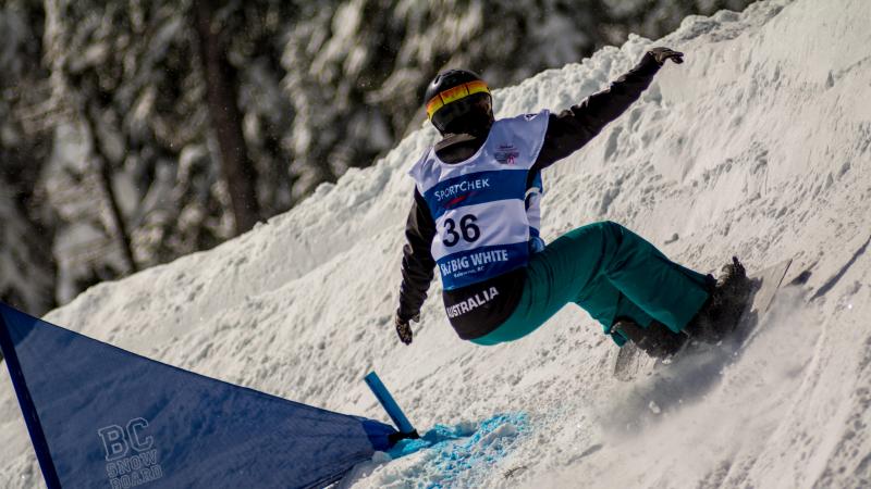 A Para snowboarder racing