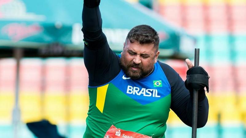 wheelchair athlete prepares to throw shot put