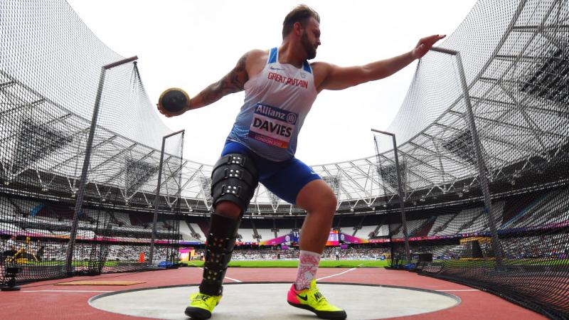 Man in discus cage throwing