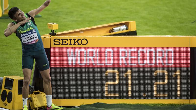 Brazil's Petrucio Ferreira on his way to smashing the 200m T47 world record at London 2017.