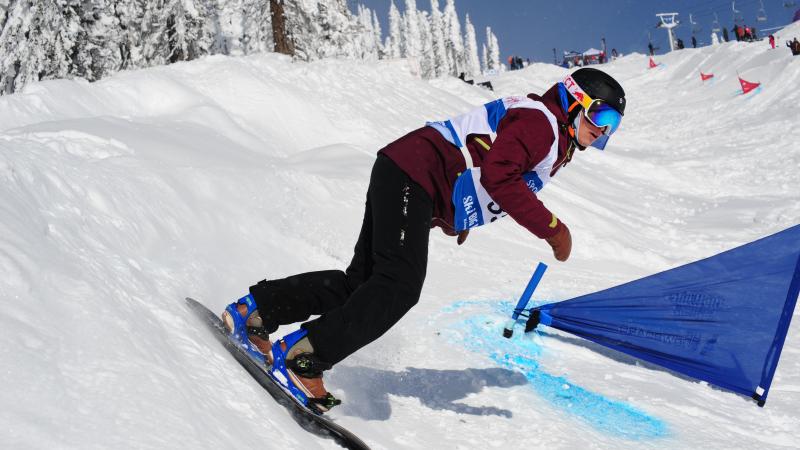 a female Para snowboarder