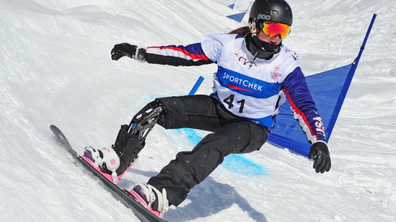 a female Para snowboarder