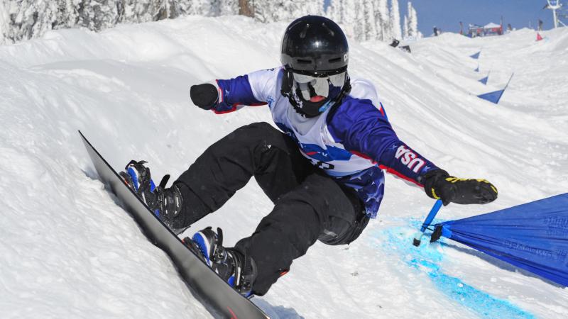 a male Para snowboarder