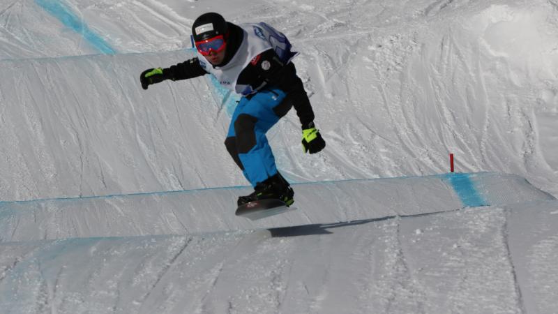 a male Para snowboarder