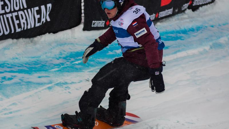 a male Para snowboarder