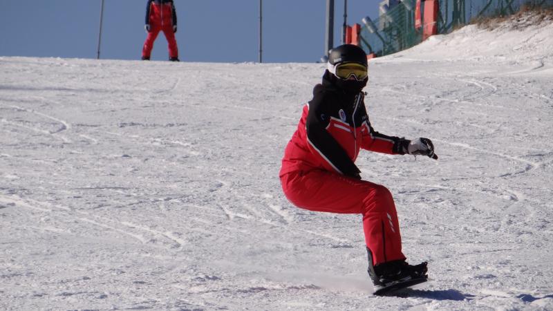 a male Para snowboarder