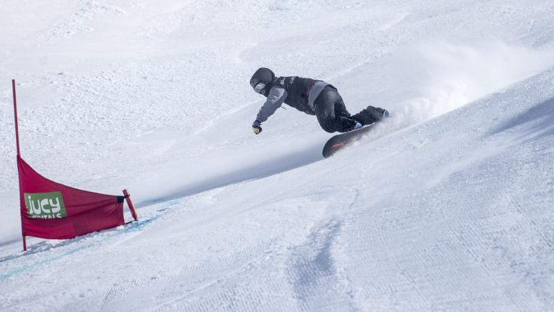 a male Para snowboarder