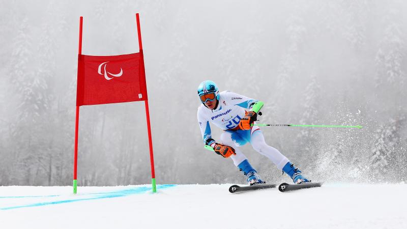 a male Para skier 