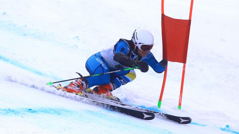 a male Para skier