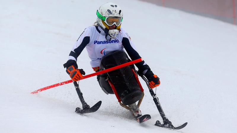 a female Para skier