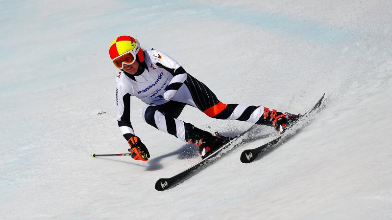 a female Para skier