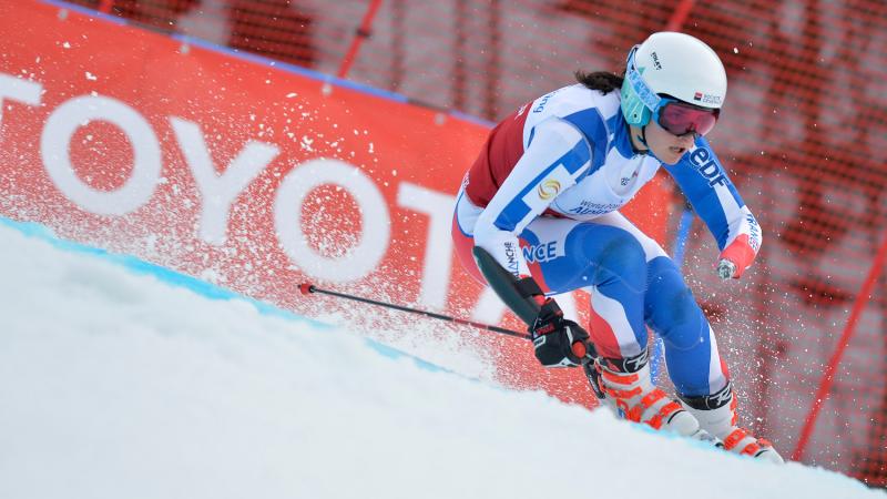 a female Para alpine skier