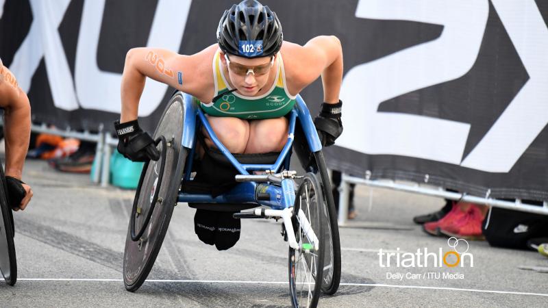 a female Para triathlete