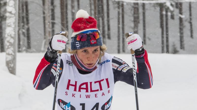 a female Para sit skier