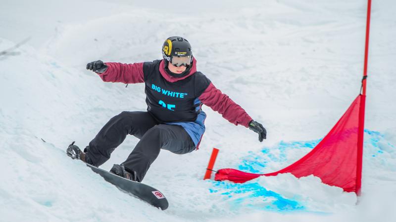 a male Para snowboarder