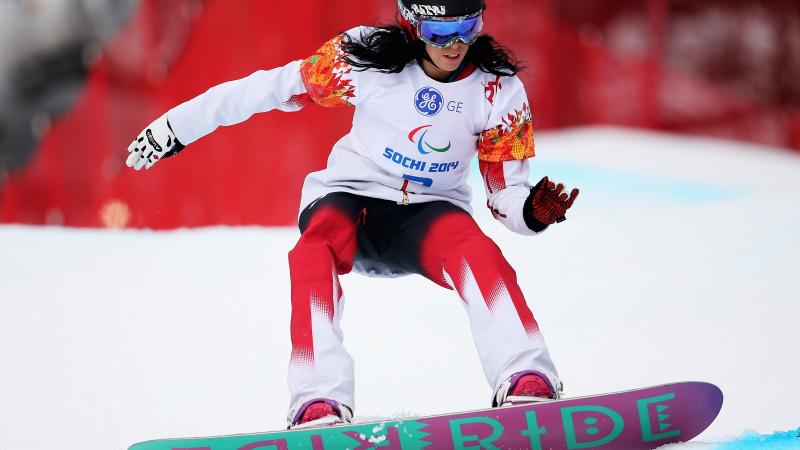 a female Para snowboarder