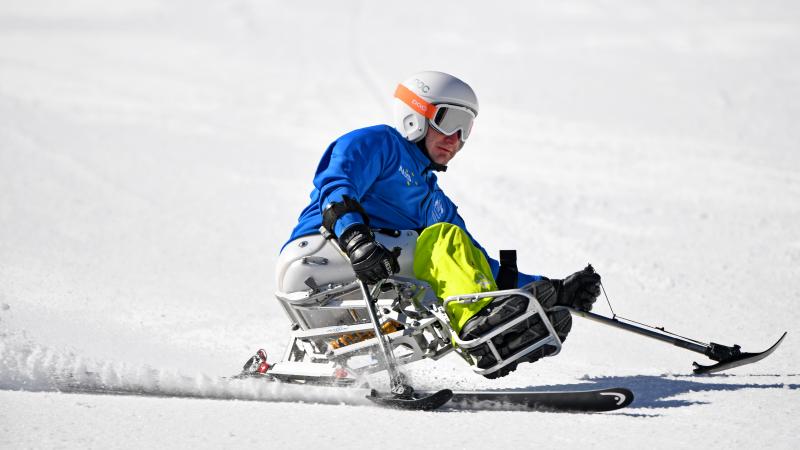 A male Para alpine skier