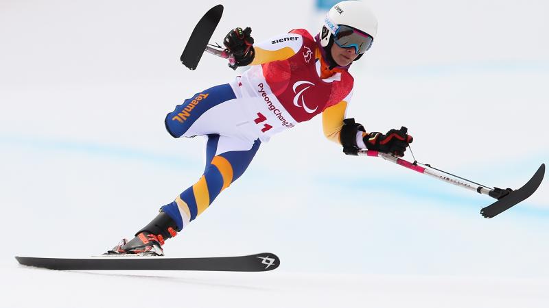 a Para alpine skier goes down the slope