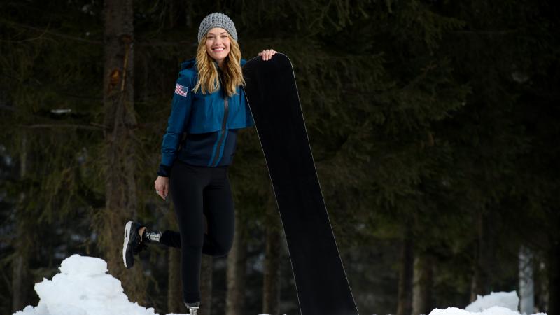 a female Para snowboarder