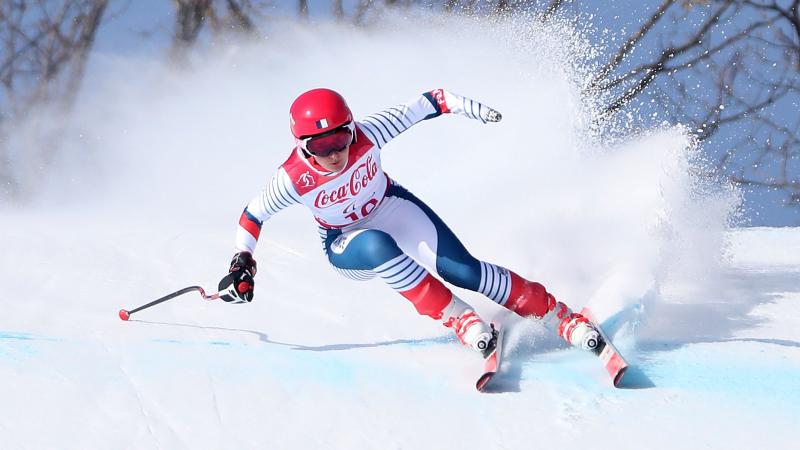a female Para alpine skier