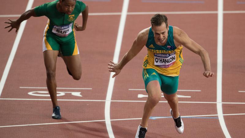 two Para sprinters dive for the line