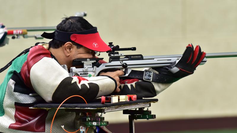 a male Para shooter lines up a shot