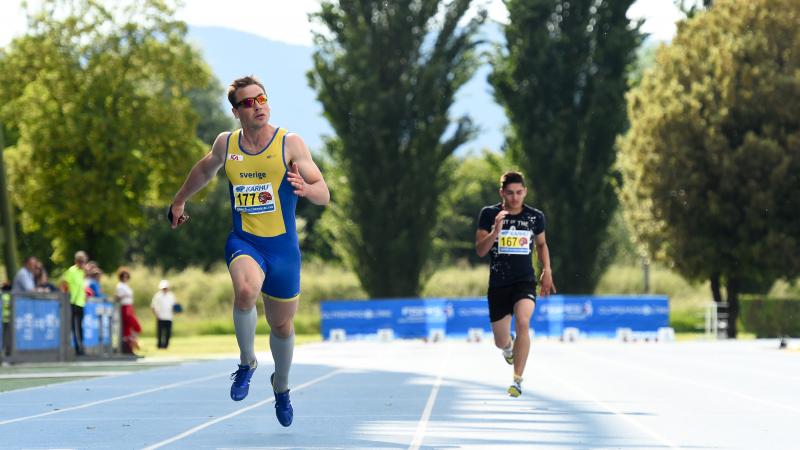 Photo of Per Jonsson running on the track