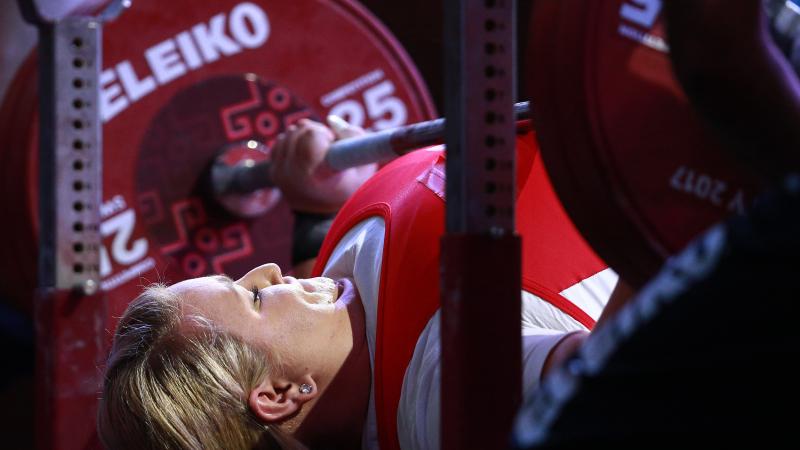 a female powerlifter